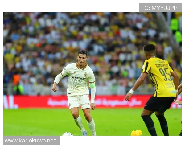 膝盖结构独特的足球明星如何在赛场上展现非凡才华与技巧 膝盖结构独特的足球明星如何在赛场上展现非凡才华与技巧