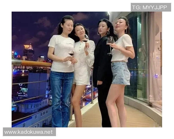 足球明星与母亲温馨合影展现亲情与奋斗背后的故事 足球明星与母亲温馨合影展现亲情与奋斗背后的故事